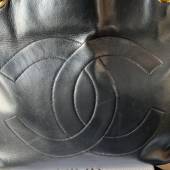 Chanel Authentic Vintage Leather Monogrammed CC leather handbag - Picture 4 of 17